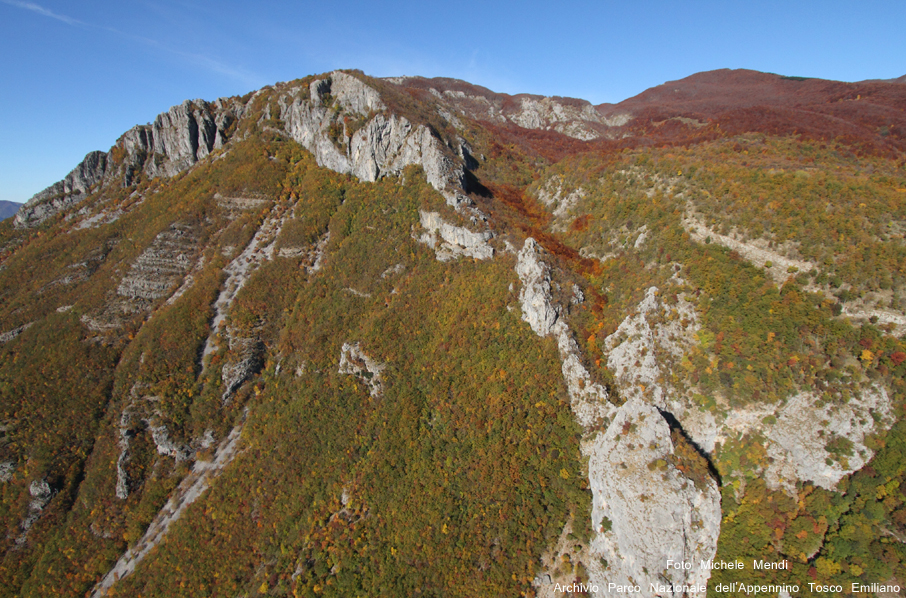 The spectacular autumn colors surrounding Pania di Corfino 