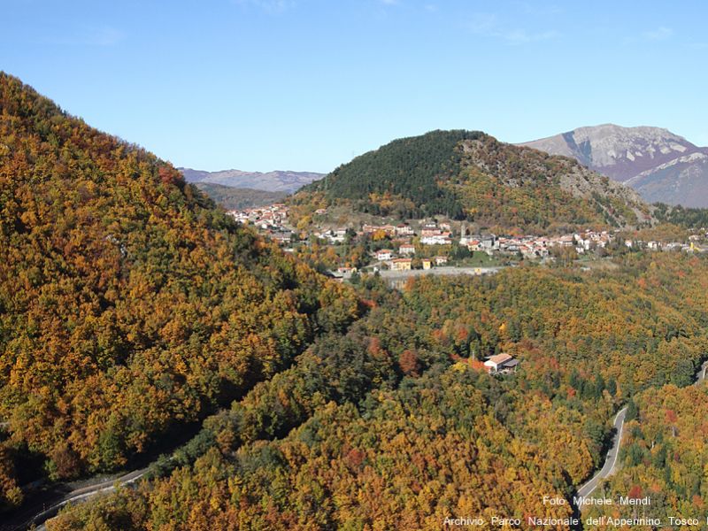 Veduta panoramica del paese di Ligonchio e della Centrale idroelettrica, sede dell'Atelier delle Acque e delle Energie 
