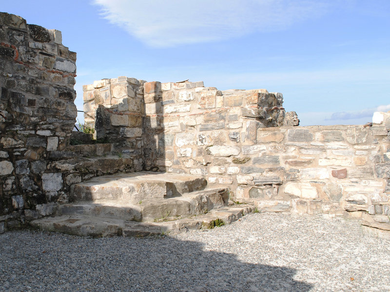Rocca di Minozzo. Stanza della sommità della Rocca con l'evidenza di una apertura d'ingresso e caratteristiche scale semicircolari