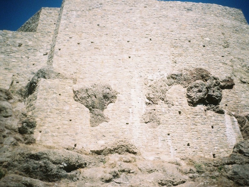 Rocca di Minozzo. Imponenza del fronte Sud della Rocca dopo il recente recupero murario