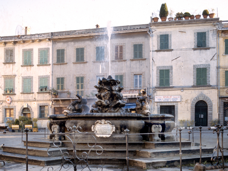 Fivizzano (MS), la Piazza Medicea con la Fontana di Cosimo III dei Medici